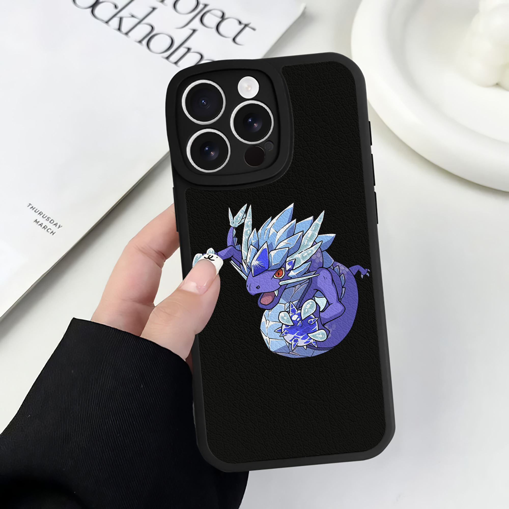 （画像用） 妖怪ウォッチ Yo-kai Watch 【iPhone 16シリーズ対応】シリコンスマホケース（レザー調） 材質：シリコン